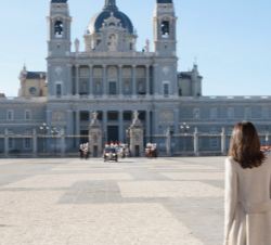 Sus Majestades los Reyes, en el Palacio Real de Madrid, durante la llegada de Sus Excelencias Martín Vizcarra, presidente de la República del Perú y s