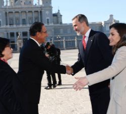Sus Majestades los Reyes reciben el saludo de Sus Excelencias Martín Vizcarra, presidente de la República del Perú y señora Maribel Díaz