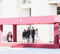 Sus Majestades los Reyes y Sus Excelencias el presidente de la República del Perú y la Primera Dama, en la tribuna de honor