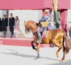 Sus Majestades los Reyes y Sus Excelencias el presidente de la República del Perú y la Primera Dama, en la tribuna de honor, durante el desfile de la 