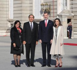 Sus Majestades los Reyes y Sus Excelencias el presidente de la República del Perú y la Primera Dama en la Plaza de la Armería del Palacio Real de Madr