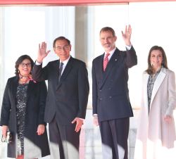 Sus Majestades los Reyes y Sus Excelencias el presidente de la República del Perú y la Primera Dama, en la tribuna de honor