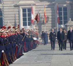Tras recibir novedades del jefe de la fuerza que rinde honores, Su Majestad el Rey y Su Excelencia el presidente de la República del Perú llevan a cab