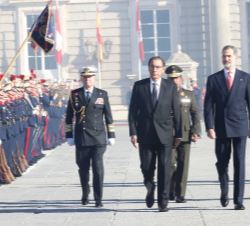 Su Majestad el Rey y Su Excelencia el presidente de la República del Perú llevan durante la revista al batallón de honores de la Guardia Real