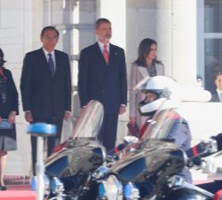 Sus Majestades los Reyes y Sus Excelencias el presidente de la República del Perú y la Primera Dama, en la tribuna de honor, durante el desfile de la 