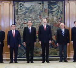 Su Majestad el Rey junto a Su Excelencia el presidente de la República del Perú y las delegaciones oficiales de España y Perú