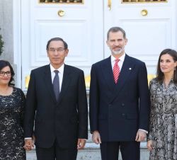 Sus Majestades los Reyes y Sus Excelencias el presidente de la República del Perú y la señora Díaz en el Palacio de La Zarzuela, momentos antes del al
