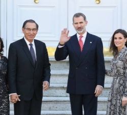 Sus Majestades los Reyes y Sus Excelencias el presidente de la República del Perú y la señora Díaz en el Palacio de La Zarzuela