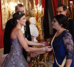 Su Majestad la Reina recibe el saludo de la Primera Dama, señora Maribel Díaz