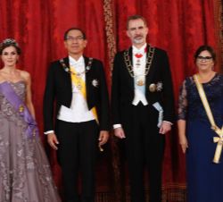 Sus Majestades los Reyes junto a Sus Excelencias Martín Vizcarra, presidente de la República del Perú y señora Maribel Díaz