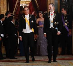 Sus Majestades los Reyes junto a Sus Excelencias Martín Vizcarra, presidente de la República del Perú y señora Maribel Díaz, acceden al Salón del Tron