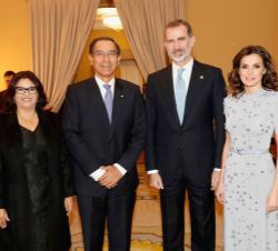 Sus Majestades los Reyes junto al Presidente de la República de Perú, Martin Alberto Vizcarra Cornejo y la Primera Dama, Maribel Díaz Cabello
