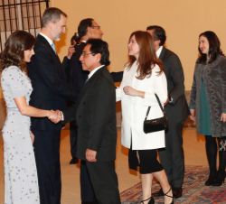 Sus Majestades los Reyes reciben el saludo de los invitados a la recepción ofrecida por el Presidente de la República de Perú