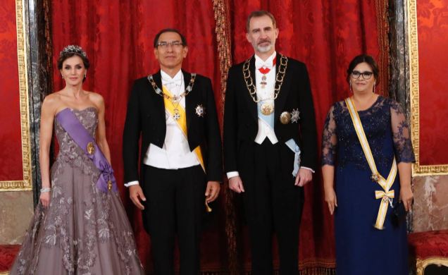 Sus Majestades los Reyes junto a Sus Excelencias Martín Vizcarra, presidente de la República del Perú y señora Maribel Díaz