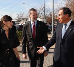 Sus Majestades los Reyes junto al Presidente de Perú a su llegada a Arco
