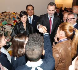 Sus Majestades los Reyes junto al Presidente de Perú saluda a unos niños durante su recorrido por Arco