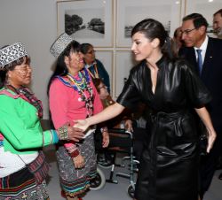 Sus Majestades los Reyes junto al Presidente de Perú saludan a unas galeristas durante su recorrido por Arco
