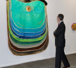 Su Majestad el Rey observa una de las obras de Arco