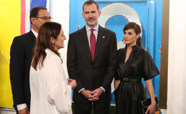 Sus Majestades los Reyes conversan con una de las galeristas