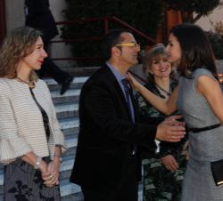 Su Majestad la Reina recibe el saludo de el presidente de la Federación Española de Enfermedades Raras (FEDER), Juan Carrión