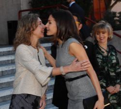 Su Majestad la Reina recibe el saludo de la vicepresidenta tercera del consejo general de la ONCE, responsable de Igualdad, Recursos Humanos, Cultura 