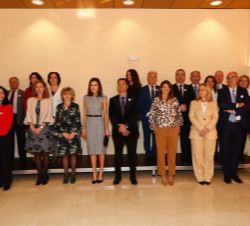 Su Majestad la Reina con las autoridades y personalidades asistentes al acto