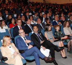 Su Majestad la Reina junto a las autoridades y personalidades en el auditorio