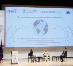 Vista general del escenario durante el conversatorio “Las enfermedades raras: un desafío global, un desafío integral”