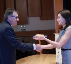 Su Majestad la Reina entrega el reconocimiento Científico al Proyecto de investigación colectiva “Empathy”, recogido por el presidente de 