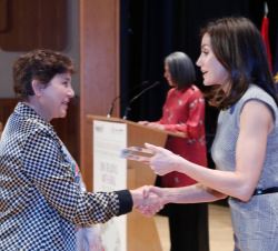 Su Majestad la Reina entrega el reconocimiento a la Perspectiva Integral a la Unidad de Atención a Personas con Trastorno Cognitivo conductual de base