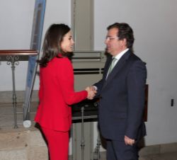 Su Majestad la Reina recibe el saludo del presidente de la Junta de Extremadura, Guillermo Fernández Vara
