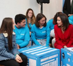 Doña Letizia conversa con los jóvenes durante el taller de innovación