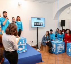 Doña Letizia durante la visita en el taller de innovación con los jóvenes