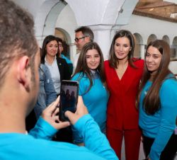 Doña Letizia con los jóvenes