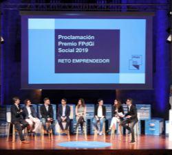 Xavier Verdaguer con los antiguos premiados de la categoría Social durante el acto