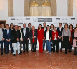 Su Majestad la Reina junto a autoridades, jurados y asistentes al acto