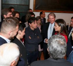 Doña Letizia conversa con los asistentes al acto