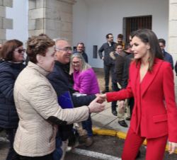Doña Letizia recibe el saludo de las personas que le esperaban a la finalización del acto