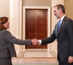 Su Majestad el Rey recibe el saludo de la presidenta de la asociación de Inspectores del SOIVRE, María Angeles Rodríguez Yunta