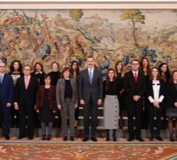 Fotografía de grupo de Su Majestad el Rey con las promociones del Cuerpo de Inspectores del Servicio Oficial de Inspección y Regulación del Comercio E