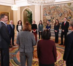 Su Majestad el Rey durante la audiencia a las promociones del Cuerpo de Inspectores del Servicio Oficial de Inspección y Regulación del Comercio Exter