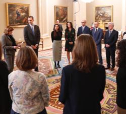 Su Majestad el Rey durante la audiencia a las promociones del Cuerpo de Inspectores del Servicio Oficial de Inspección y Regulación del Comercio Exter