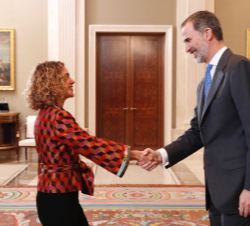 Su Majestad el Rey recibe el saludo de la ministra de Política Territorial y Función Pública, Meritxell Batet Lamaña