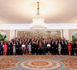 Su Majestad el Rey junto a los asistentes a la audiencia de la promoción de las subescalas de secretaría y de intervención-tesorería de la escala de f