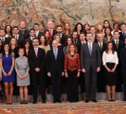 Su Majestad el Rey junto a los asistentes a la audiencia de la promoción de las subescalas de secretaría y de intervención-tesorería de la escala de f