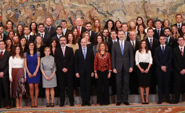 Su Majestad el Rey junto a los asistentes a la audiencia de la promoción de las subescalas de secretaría y de intervención-tesorería de la escala de f