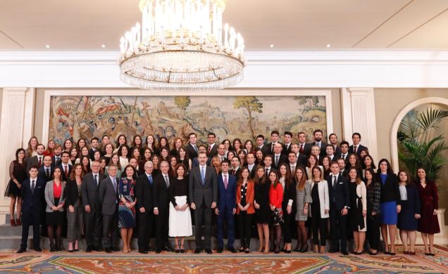Fotografía de grupo de Su Majestad el Rey con la XXI promoción del Cuerpo Superior de Inspectores de Hacienda del Estado