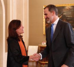 Su Majestad el Rey recibe el saludo de la directora de la Agencia Española de Protección de Datos, Mar España