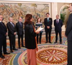 Su Majestad el Rey durante la audiencia a una representación de la Agencia Española de Protección de Datos