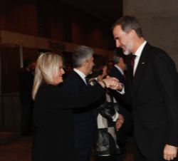 Su Majestad el Rey recibe el saludo de la presidenta de la Fundación Víctimas del Terrorismo, María del Mar Blanco